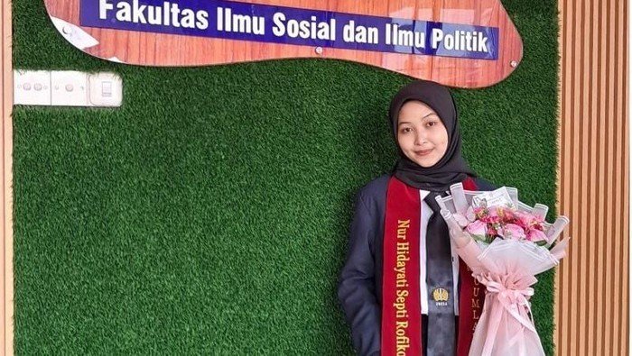 cerita-nur-hidayati-septi-rofiko-wisudawan-terbaik-unesa-1760597535437_169
