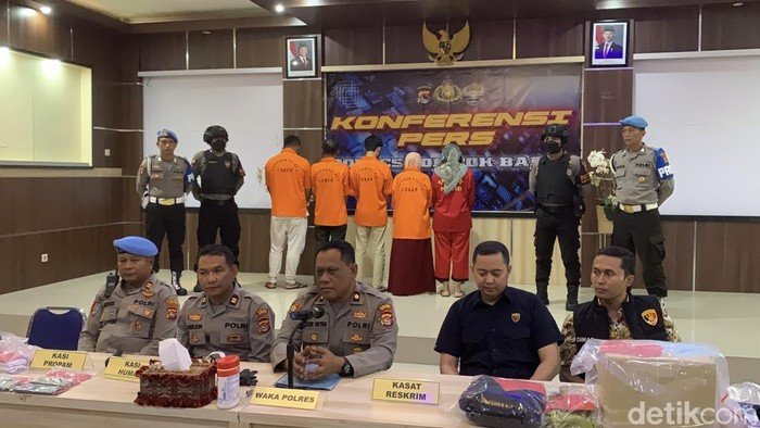 konferensi-pers-kasus-pembunuhan-brigadir-esco-di-polres-lombok-barat-kamis-16102025-foto-m-zahiruddindetikbali-1760614749333_169