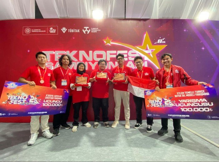 mahasiswa-indonesia-membentangkan-bendera-merah-putih-usai-berhasil-meraih-juara-dalam-ajang-teknofest-2025-di-istanbul-turki--1758605067843