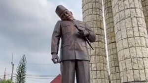 patung-soekarno-di-alun-alun-indramayu-mengalami-kerusakan-1763465509211_169