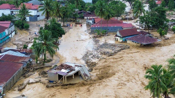 banjir-bandang-di-padang-makin-meluas-1764318597388_169